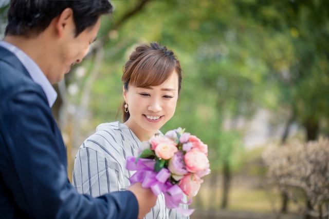 プロボーズの前に婚約指輪が欲しいと言えない理由